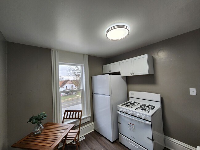 Building Photo - Large one bedroom one bath upstairs apartment