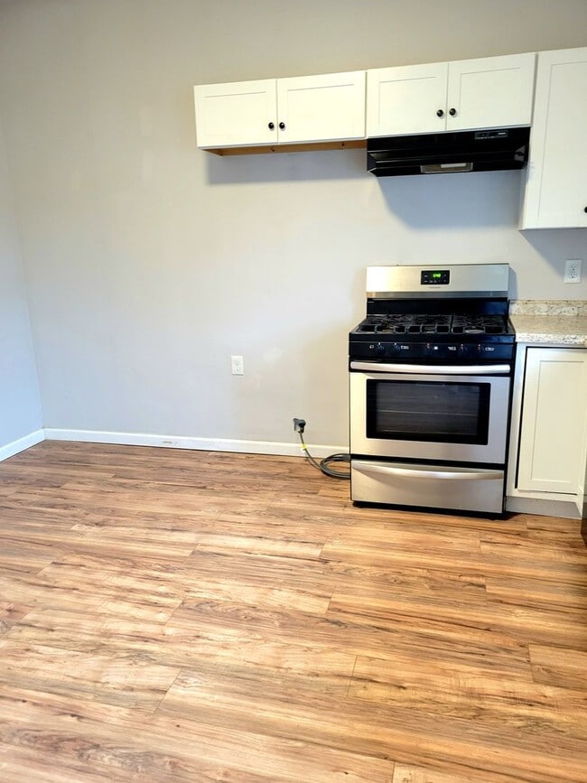 Building Photo - Renovated and Move in Ready...769 Condit, ...