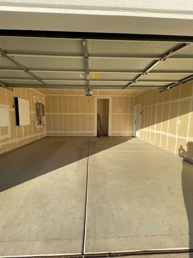 Building Photo - Modern Luxury Living in Madera!