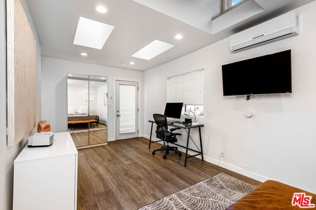 Building Photo - 717 Huntley Dr