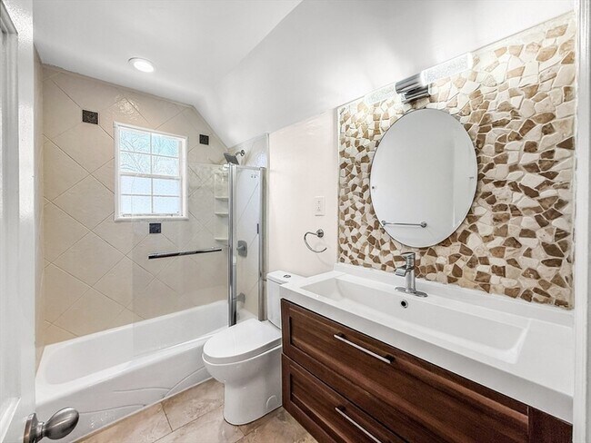 Building Photo - 6 Venice St