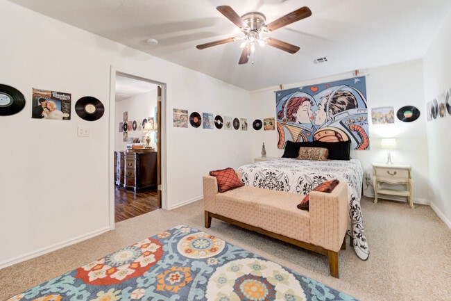 Building Photo - 117 W Harrison Ave