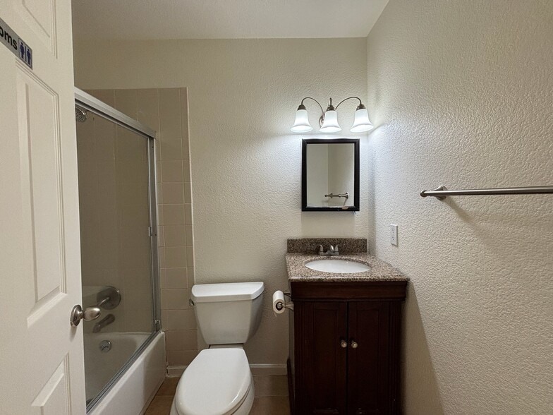 Building Photo - 3615 Sapphire Dr