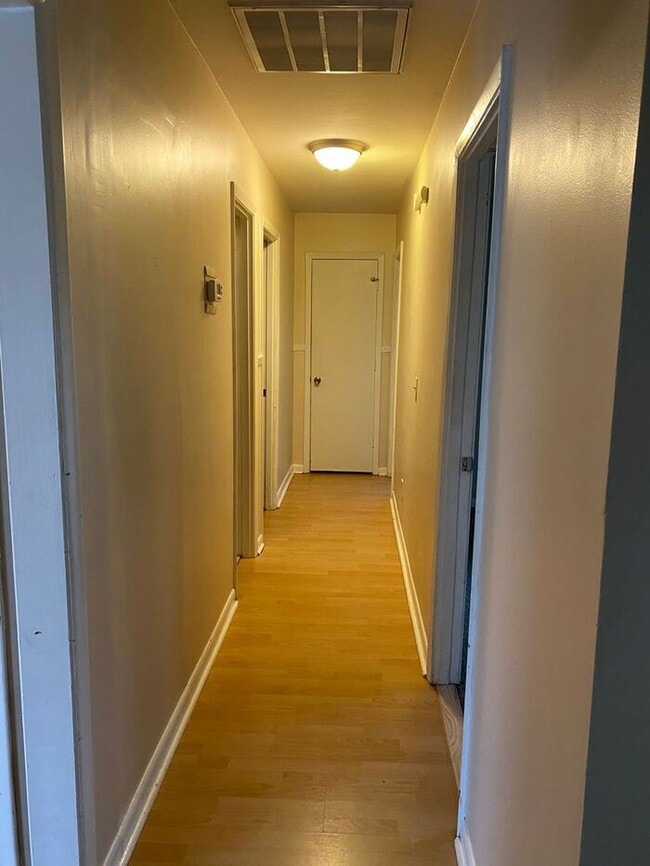 Building Photo - 4Br, 2.5 baths, large kitchen, large bedro...