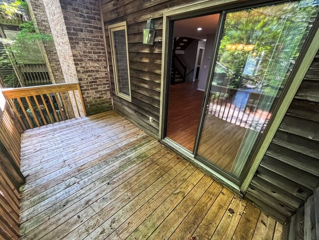 Building Photo - Beautiful 3-story 2 bedroom, 2 1/2 bathroom townhome in Winston Salem