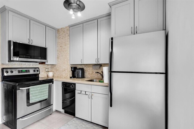 Building Photo - 820 Salzedo St