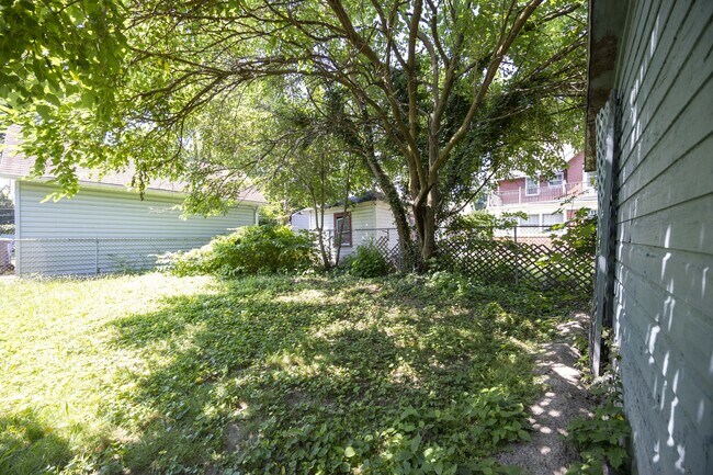 Building Photo - 1496 E 107th St