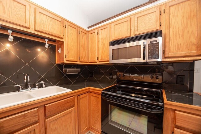 Building Photo - 3208 Spruce Dr