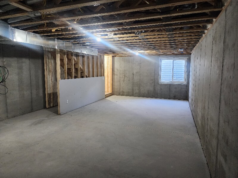 Building Photo - 1542 Simsbury St