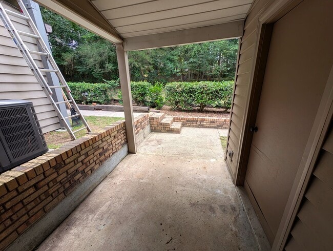 Building Photo - Charming  two story , 2 bedroom, 2.5 bath Condo located the Stratfordshire community !