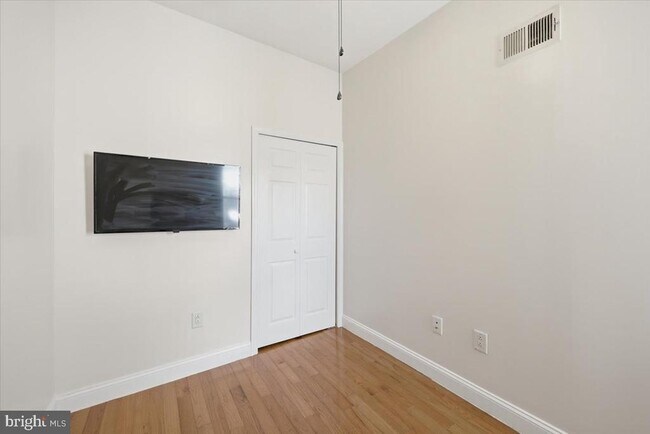 Building Photo - 2653 S 6th St