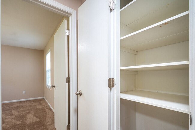 Building Photo - Rutrough Road