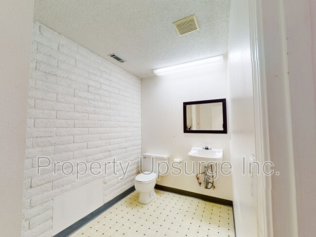 Building Photo - 2051 Hilltop Dr