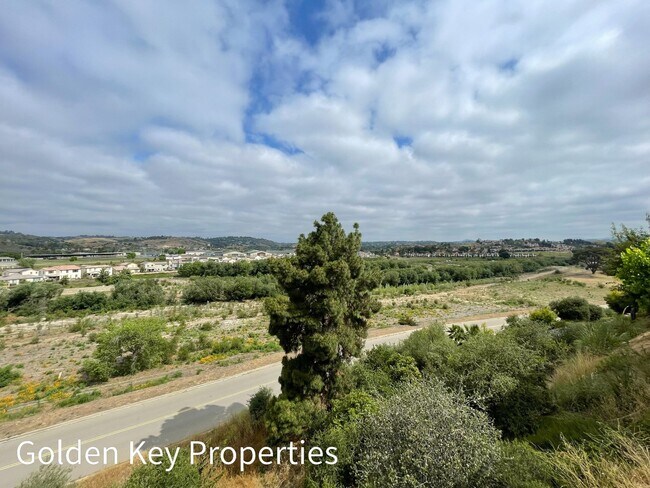 Building Photo - Welcome to this stunning duplex located in beautiful Bonsall!