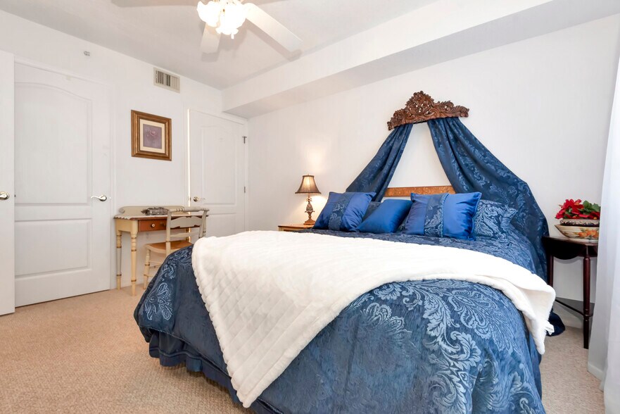 Building Photo - 711 N Halifax Ave