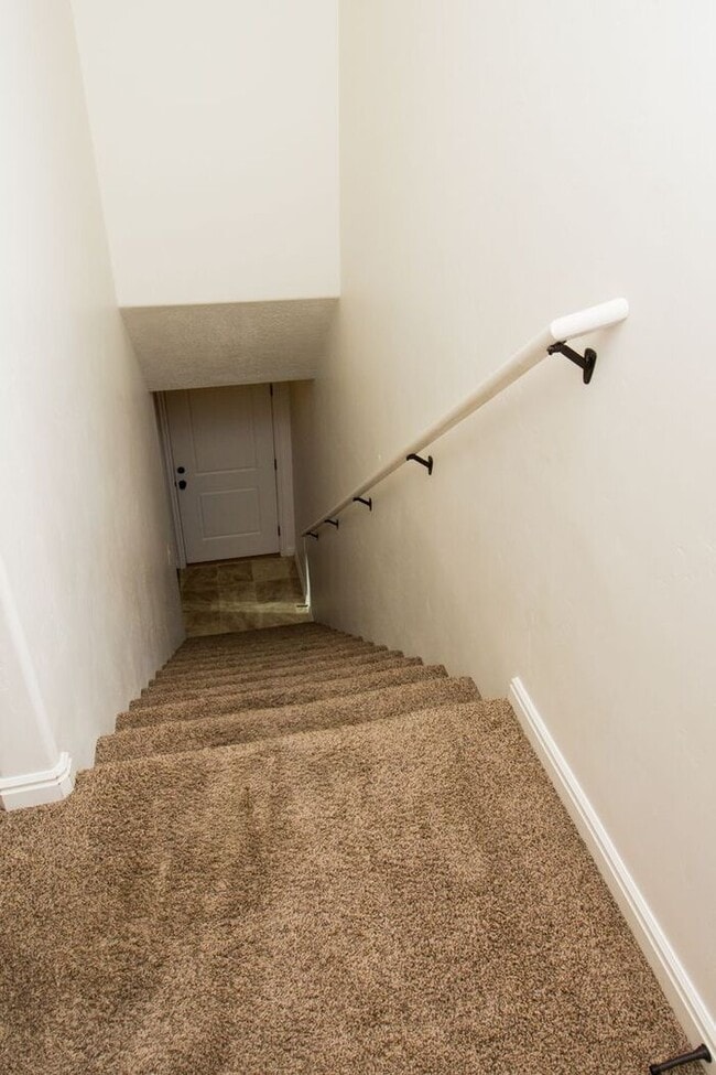 Building Photo - 3 bed, 2.5 bath town house