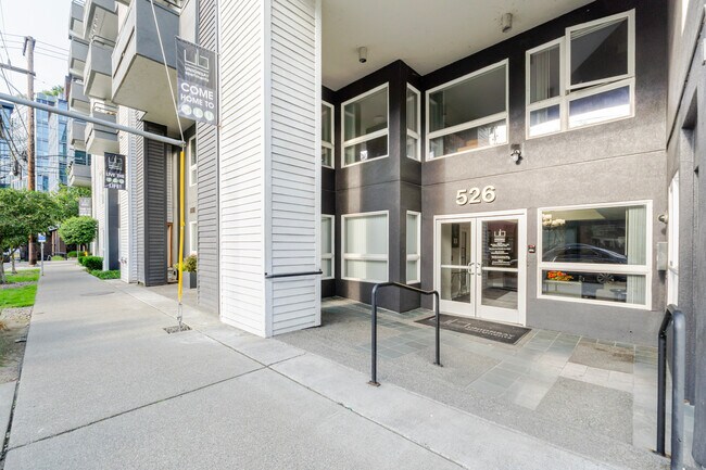 Building Photo - 526 Yale Ave N