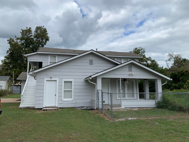 front view - 200 W Caroline St