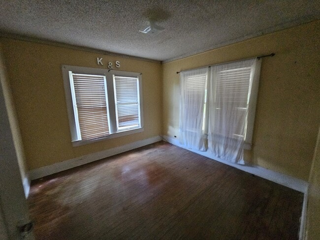 Building Photo - 1505 Quevado St