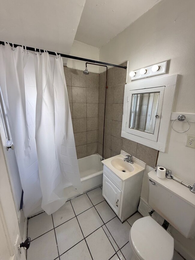 Building Photo - 1 Large Bedroom Lower Level Duplex in the heart of Brady Street.