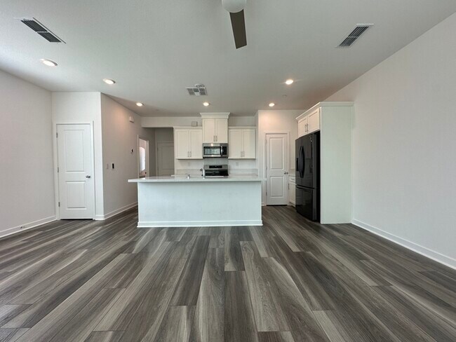 Building Photo - Gorgeous 3 Bedroom 2.5 Bathrooms
