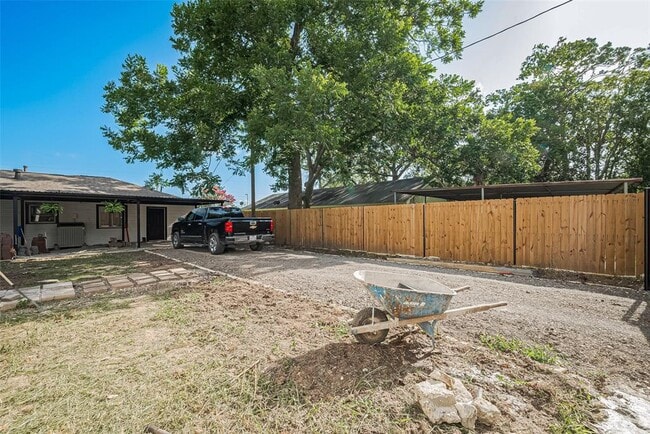 Building Photo - 1308 W Dumble St