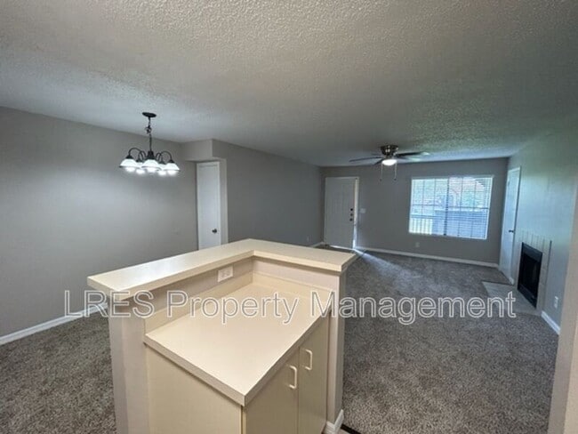 Building Photo - 380 Lakepointe Dr