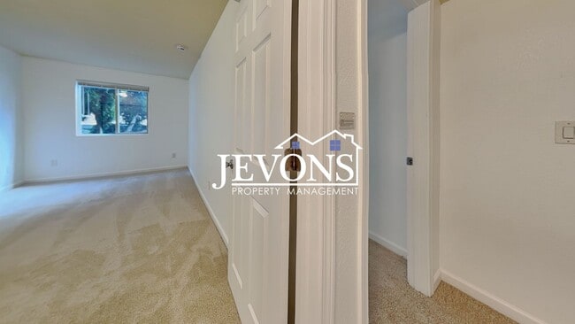 Building Photo - 2-bedroom home with water, sewer, and garb...