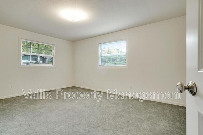 Building Photo - 3385 Camellia Dr S