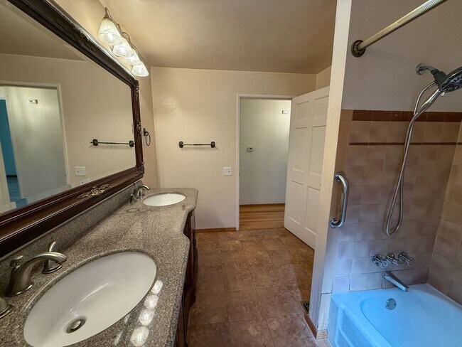 Building Photo - 3bd/1.5ba Edmonds Home