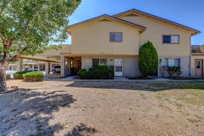 Primary Photo - Townhome between Downtown and Thumb Butte!