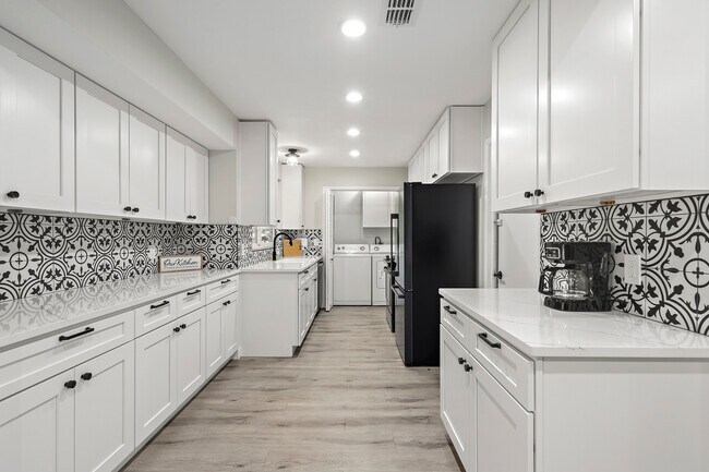 Building Photo - 3400 Laguna Dr