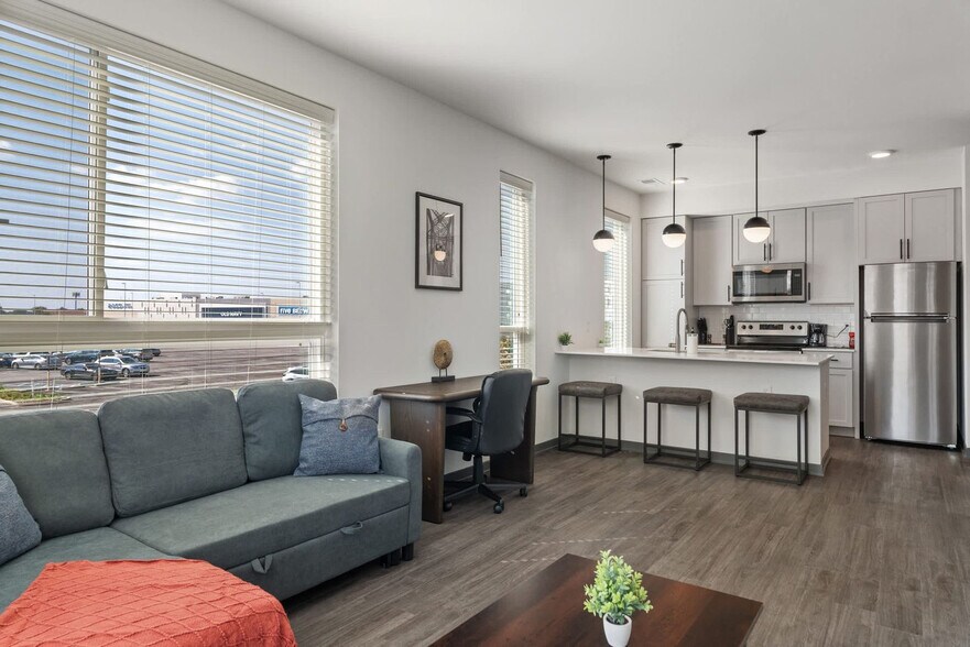 Building Photo - 6160 N Rural St