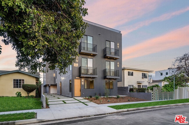 Building Photo - 2204 1/2 Carmona Ave
