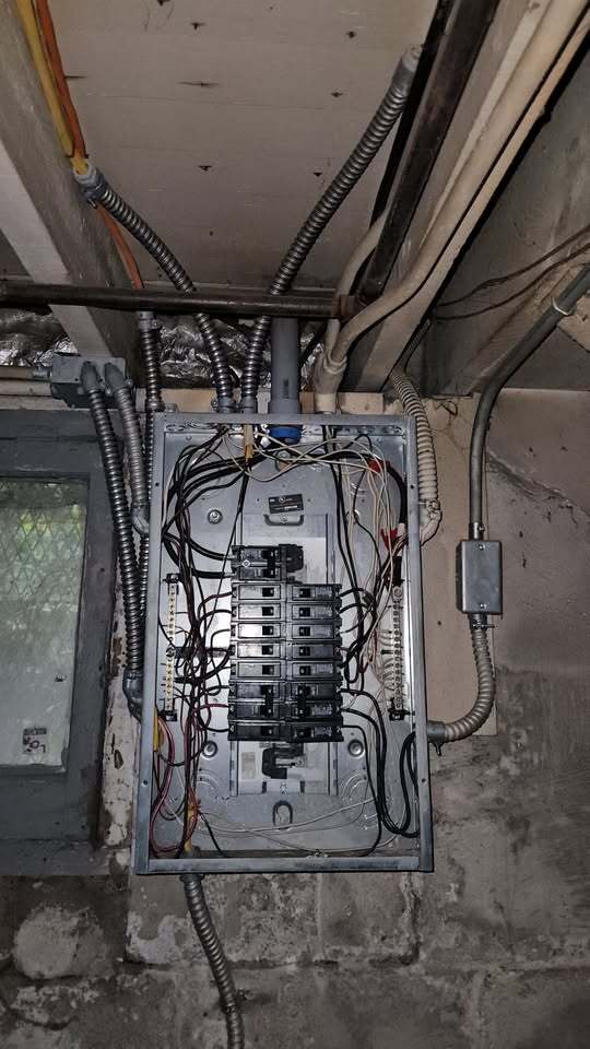 Building Photo - 2225 Academy Ave