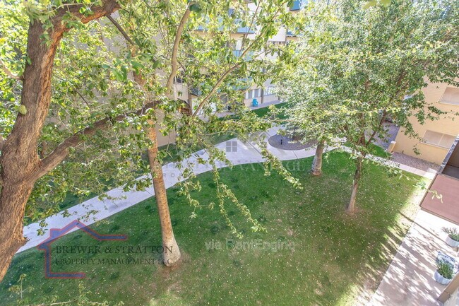 Building Photo - 351 E Thomas Rd