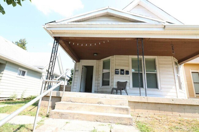 Building Photo - 2010 E 10th St
