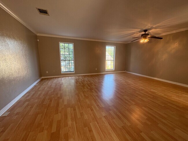 Building Photo - Huge 2 bedroom/2.5 bathroom Townhouse with Central Air & Heat & Garage!