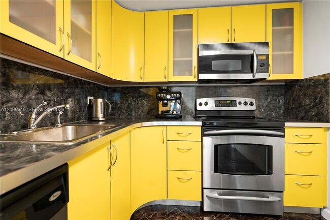 Building Photo - 400 Kings Point Dr