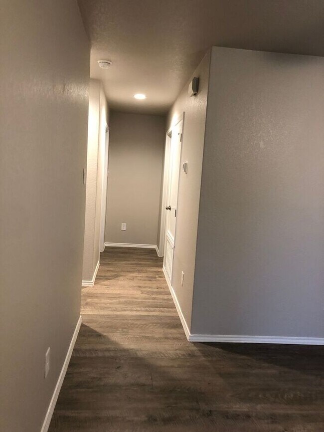 Building Photo - *$99 MOVE-IN SPECIAL* | Three Bedroom | Tw...