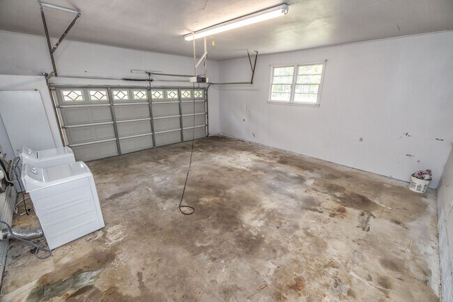 Building Photo - 9 Castlewood Dr