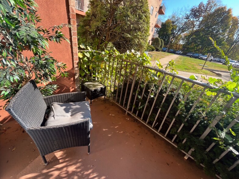 Building Photo - 1 Lakeview Dr