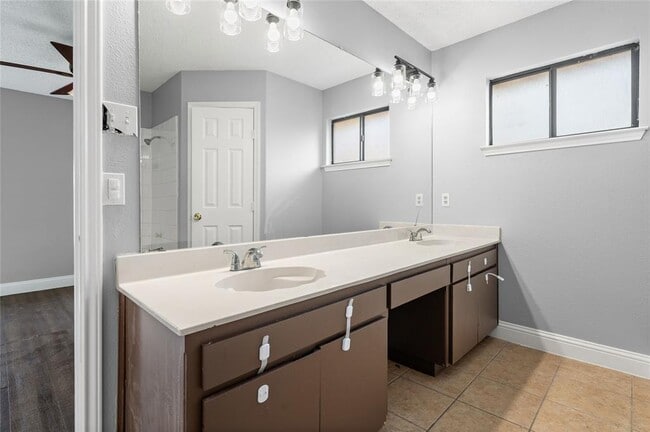 Building Photo - 16207 Parkway Dr