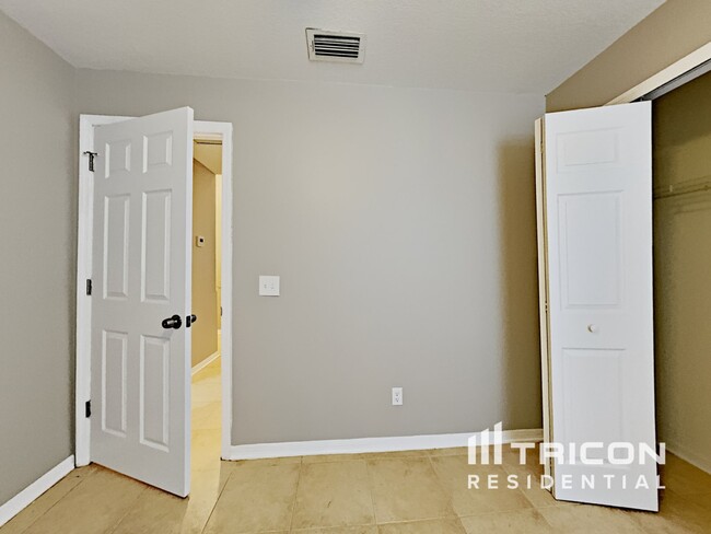 Building Photo - 707 Sand Ridge Dr