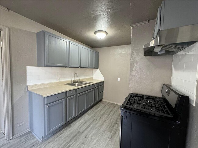 Building Photo - 717 NE 34th Terrace
