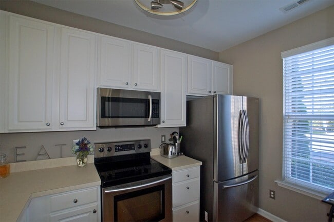 Building Photo - 405 Hamlet Park Dr