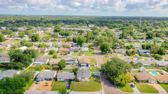 Building Photo - Beautiful 2/2 ~1000Sq. Ft. with NEW floors...