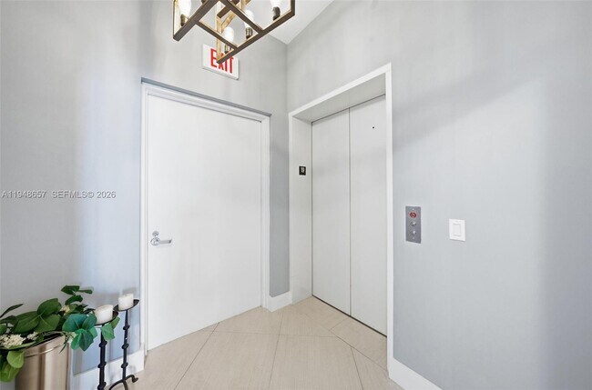 Building Photo - 2020 N Bayshore Dr