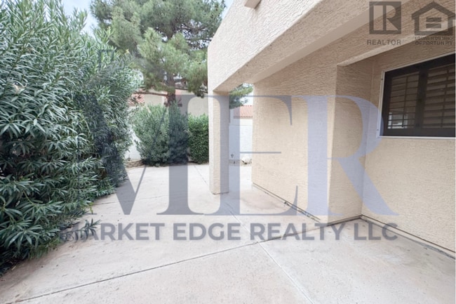 Building Photo - 2Bed/2Bath w/ Office-House at 40th St/Cactus-Garg!