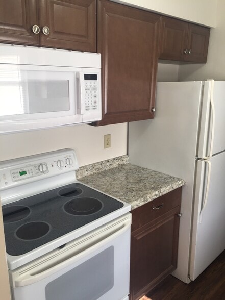 New kitchen with microwave - 2410 S San Gully Rd